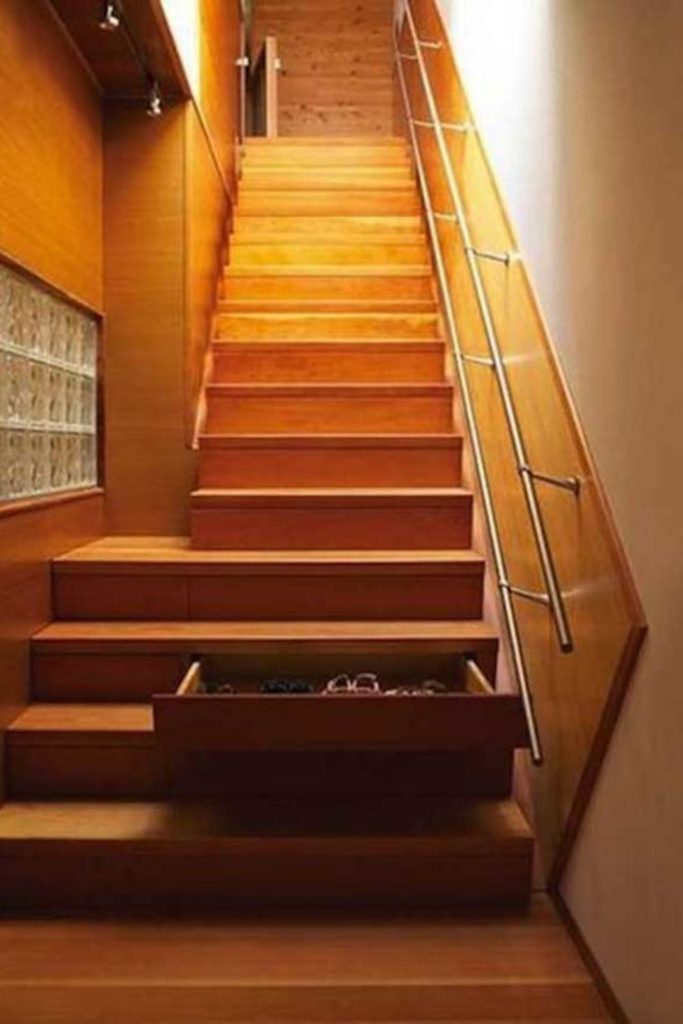 escada com gavetas